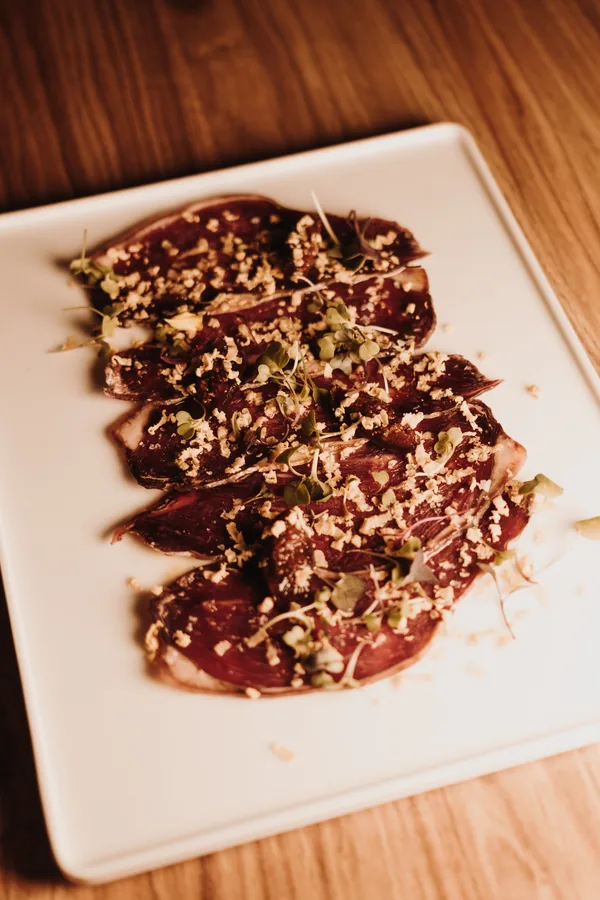 Cecina con crujiente del Baio Wine Bar