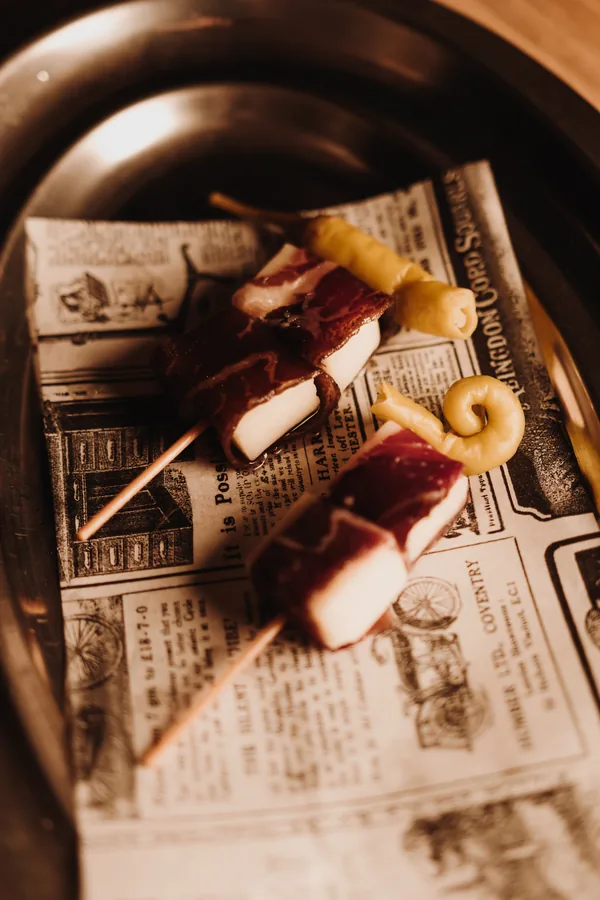 Pincho de jamón y queso del Baio Wine Bar