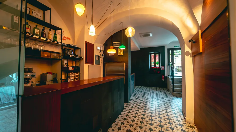 Barra del salón interior con suelo de mosaico
