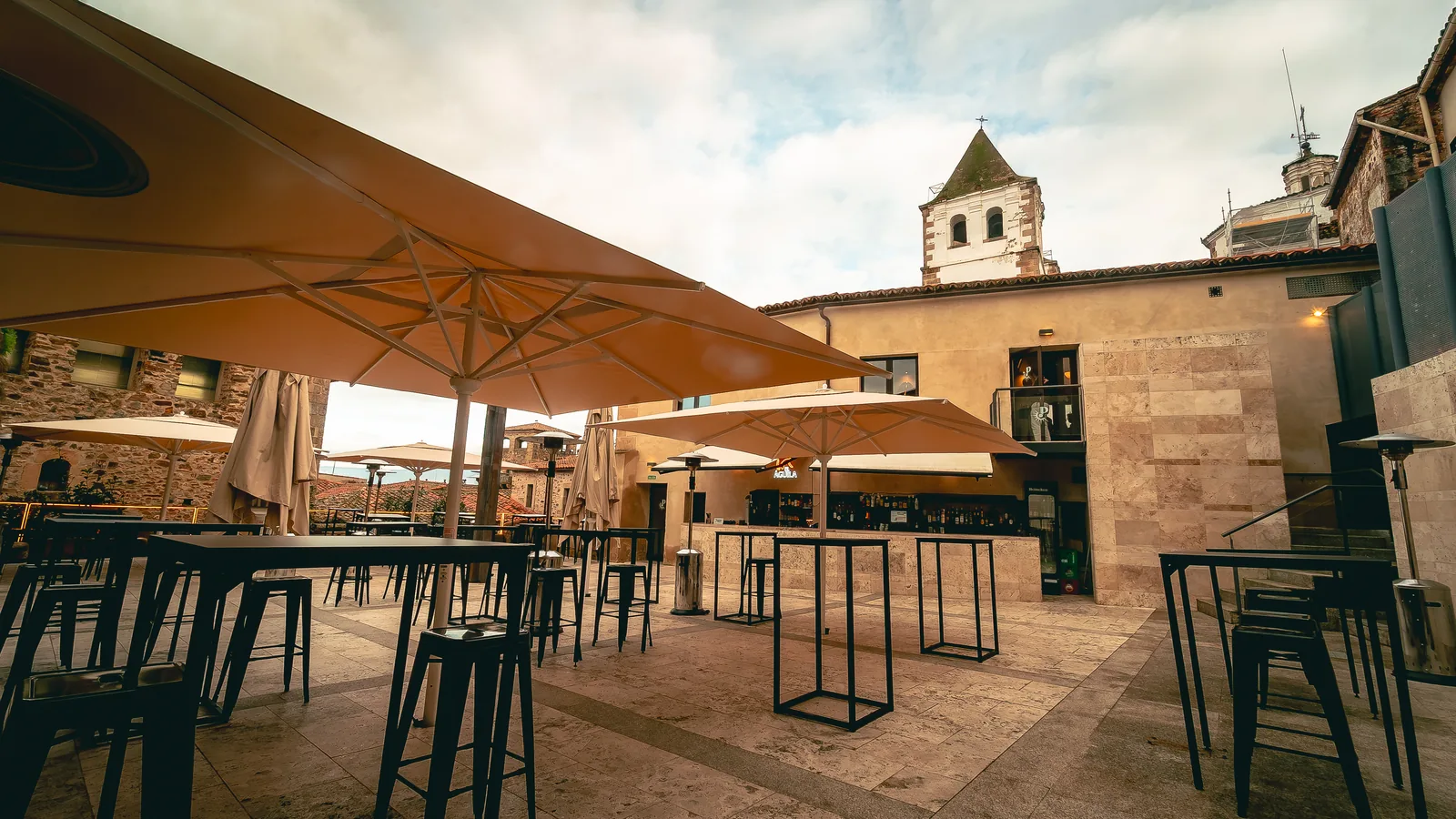 Terraza de Casa Palacchio con vistas a la torre y al casco histórico